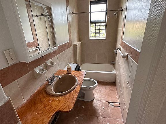 3rd image of 176 Rockaway Ave APT 3L
