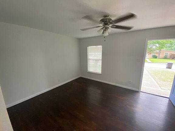 3rd image of 209 Redrock Dr