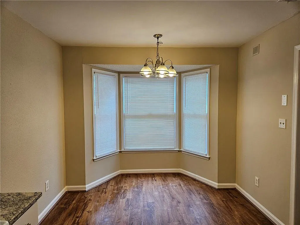 1225 Oakplace Dr SW — Photo 2