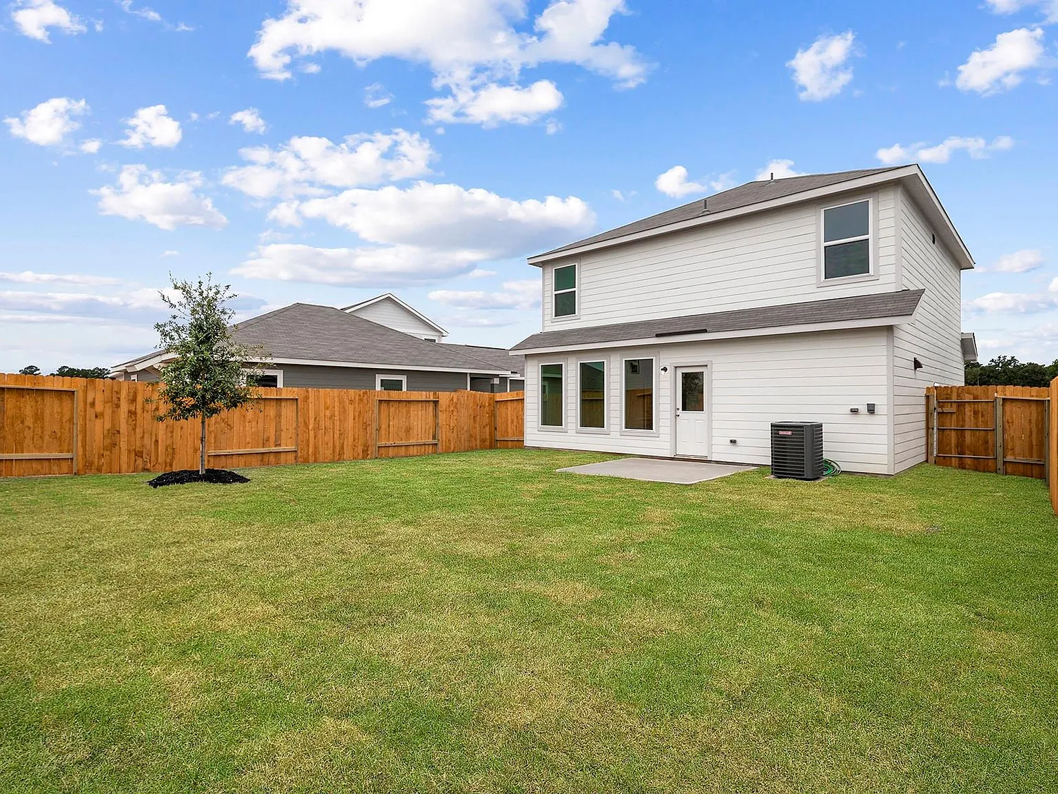 3 bed, 2.5 bath, 1348 sqft, $2,365 — Photo 2