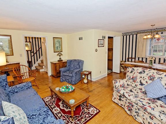 5th image of 147 Rosemont St