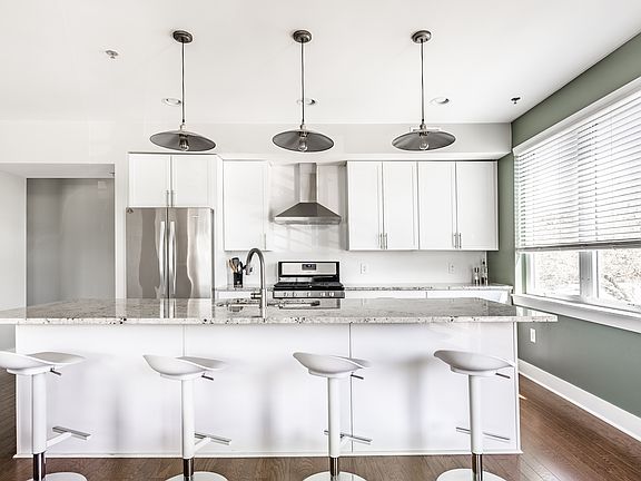 4th image of 622 E 10th St #211