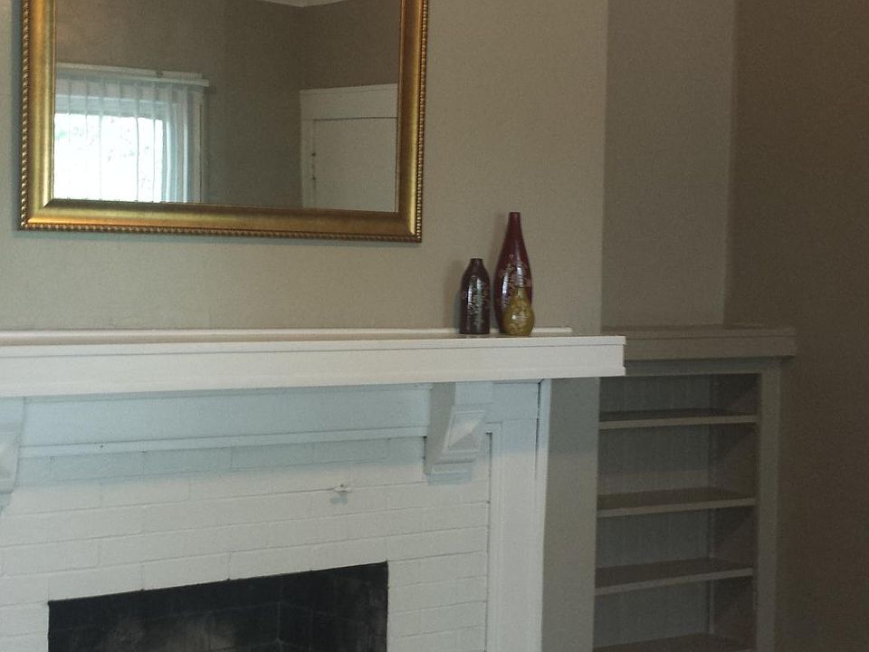 Living room w/ working fireplace