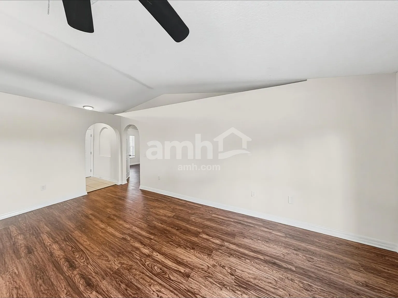 3 bed, 2.0 bath, 1264 sqft, $2,140 — Photo 4