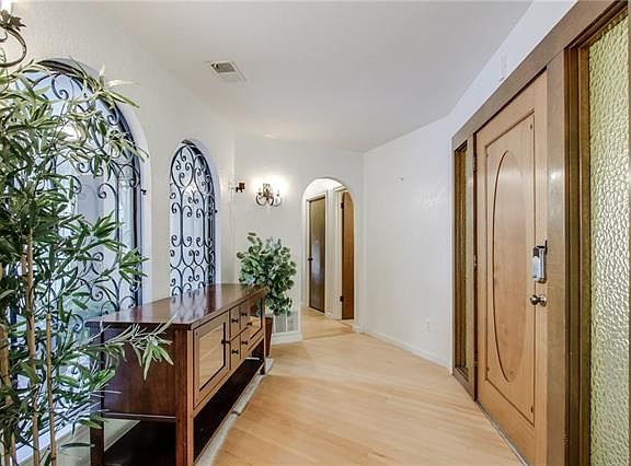 5th image of 2409 Skyview Dr