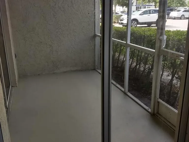 1503 SE Royal Green Cir — Photo 3