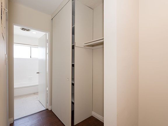 4th image of 14024 Oxnard St APT 11