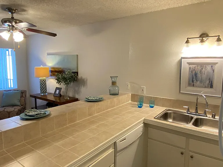Topanga Apartments — Photo 24