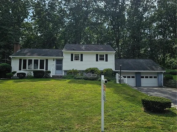 38 Oakwood Dr, East Greenwich, RI 02818