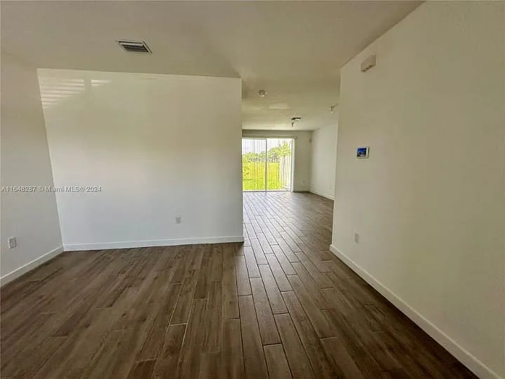 1092 SE 23rd Ave #3 — Photo 5