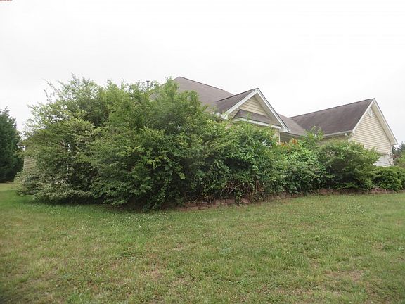 3rd image of 302 Linsbury Ct