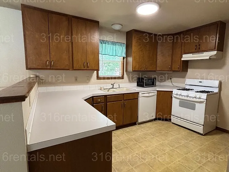 1010 S Topeka St — Photo 10