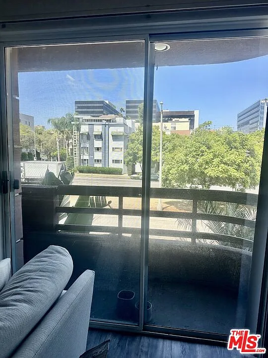 2 bed, 2.0 bath, 1100 sqft, $3,450 — Photo 3