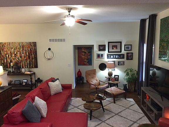 Living room 17' 9"x18'