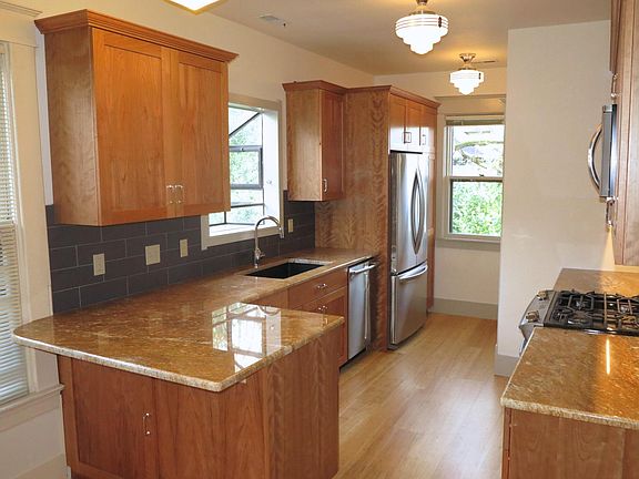Well designed high end "Cook's Kitchen".