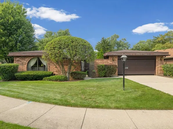 2350 Greenwood Rd, Northbrook, IL 60062