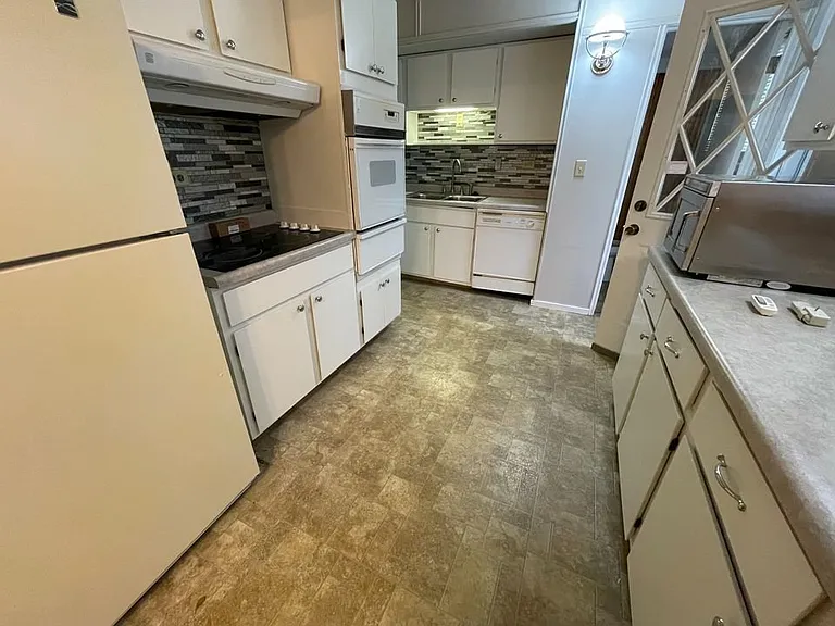 2283 S Riverside Dr — Photo 1
