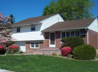 14 Sutherland Rd, Hicksville, NY 11801