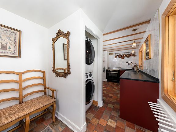 2nd image of 1528 Townshend Road