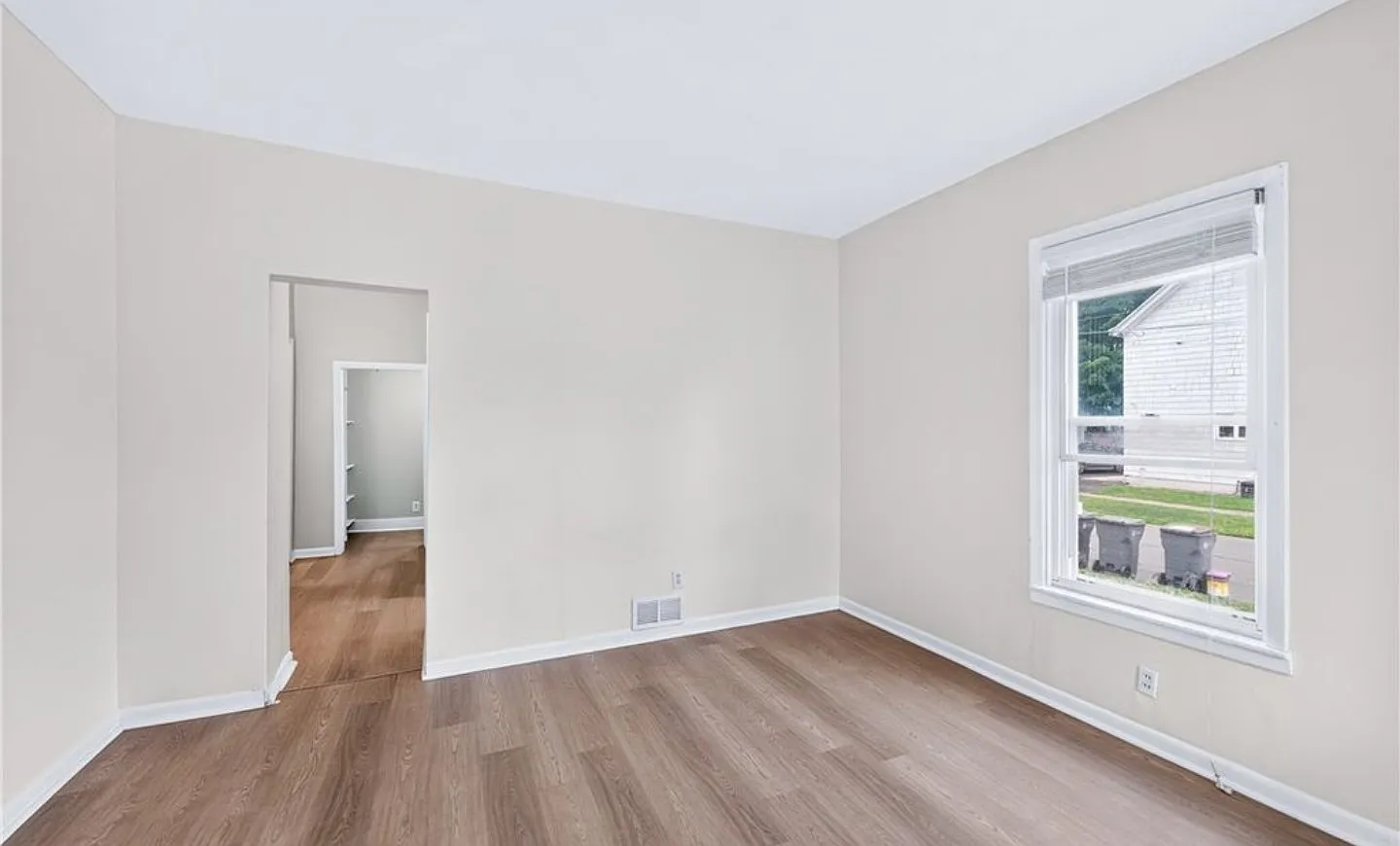 223 E Bloomfield St — Photo 2