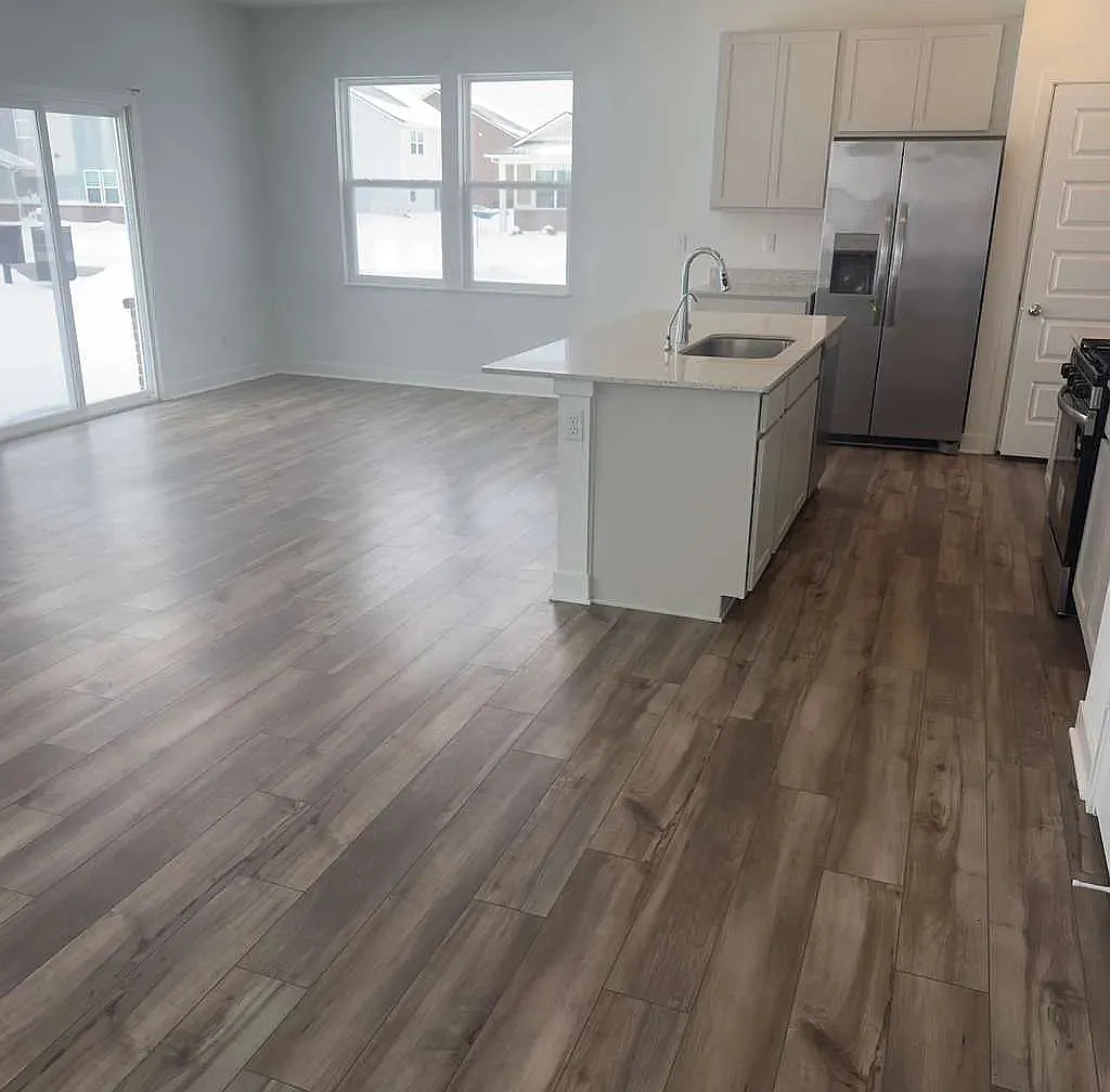 4 bed, 2006 sqft, $2,200 — Photo 2