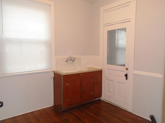 5th image of 623 W Washington Blvd #102
