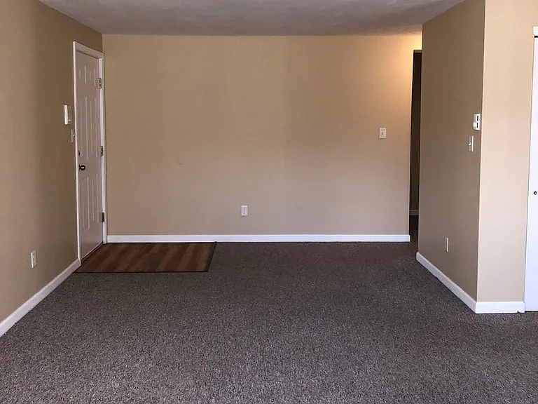 469 Glendale Dr — Photo 3