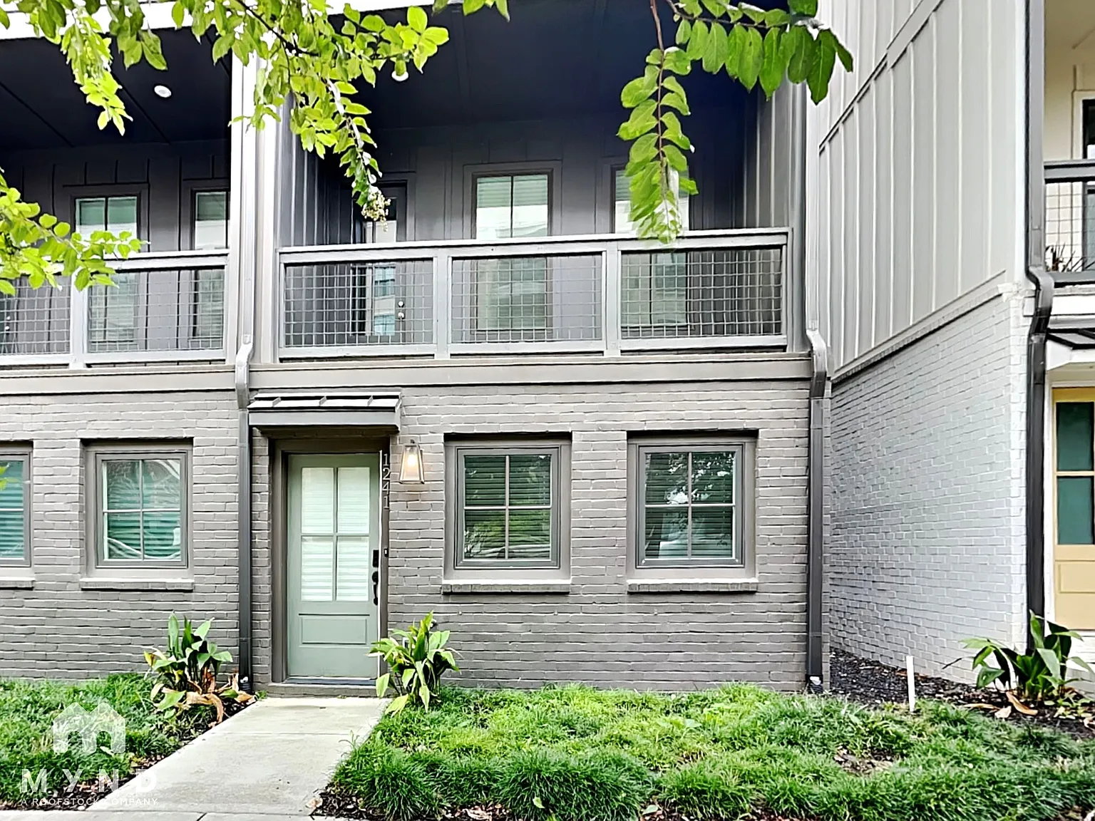 3 bed, 3.0 bath, 1369 sqft — Photo 1