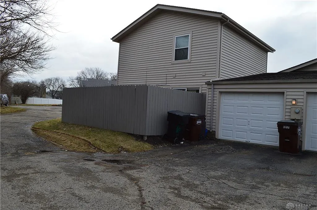 2 bed, 1.5 bath, 1050 sqft, $1,295 — Photo 2