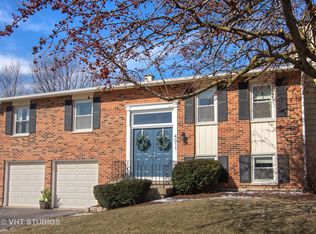 4011 Whispering Trails Ct, Hoffman Estates, IL 60192