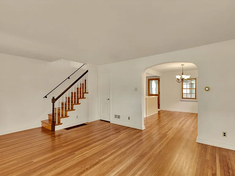 729 Skyline Dr — Photo 2