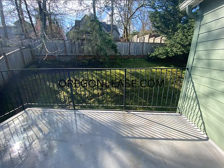 2 bed 2 bath South Eugene Townhome — Photo 11