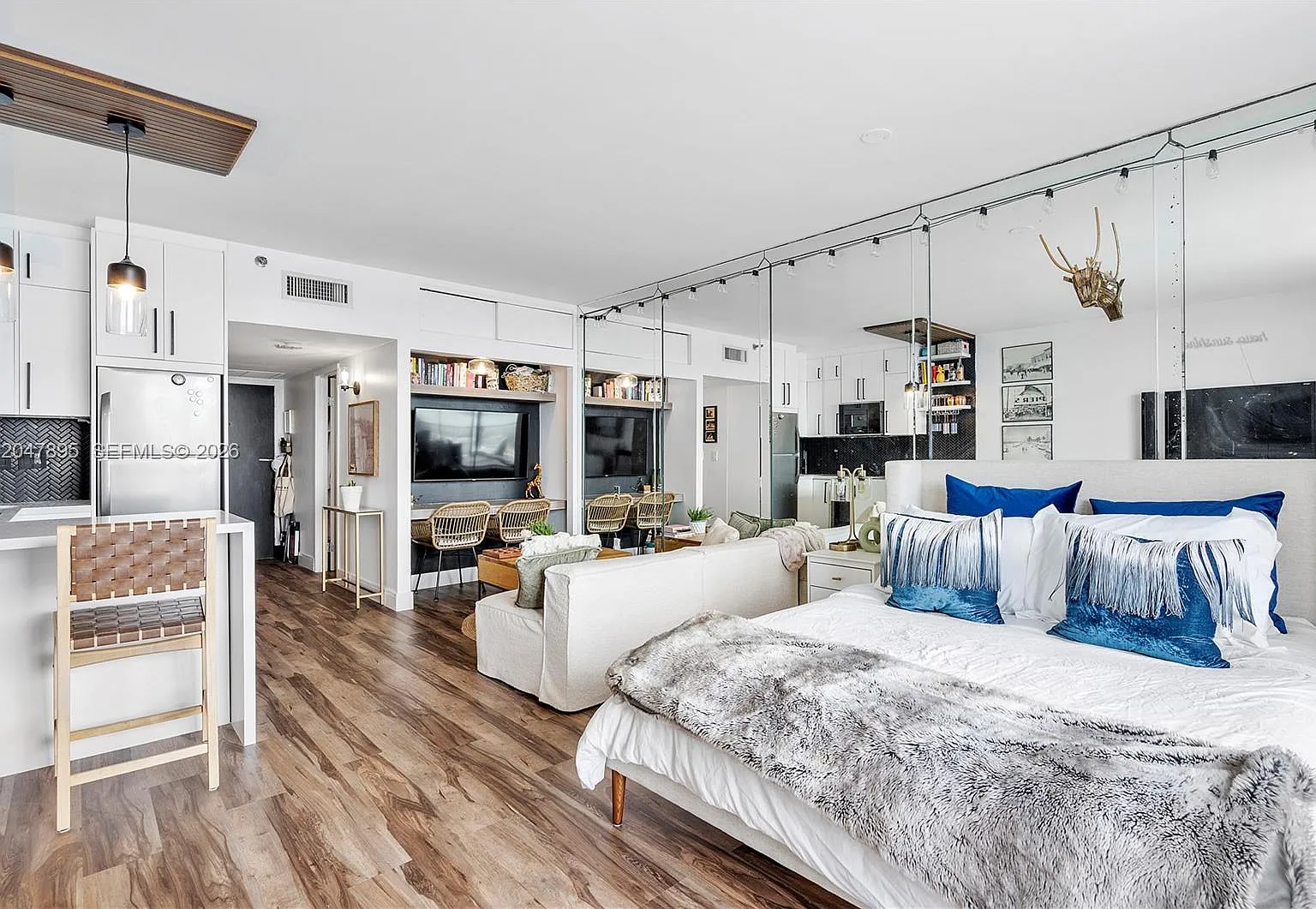 Venetia Condo — Photo 2