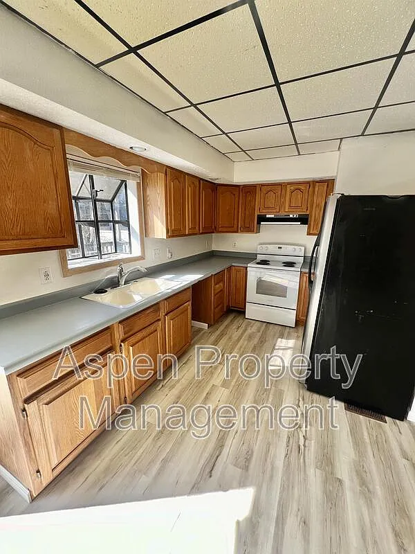 3 bed, 1.5 bath, 1548 sqft, $1,200 — Photo 2