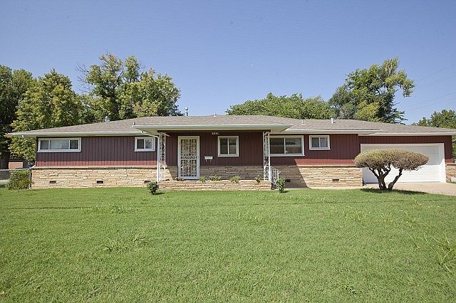 Midtown ranch on corner lot!