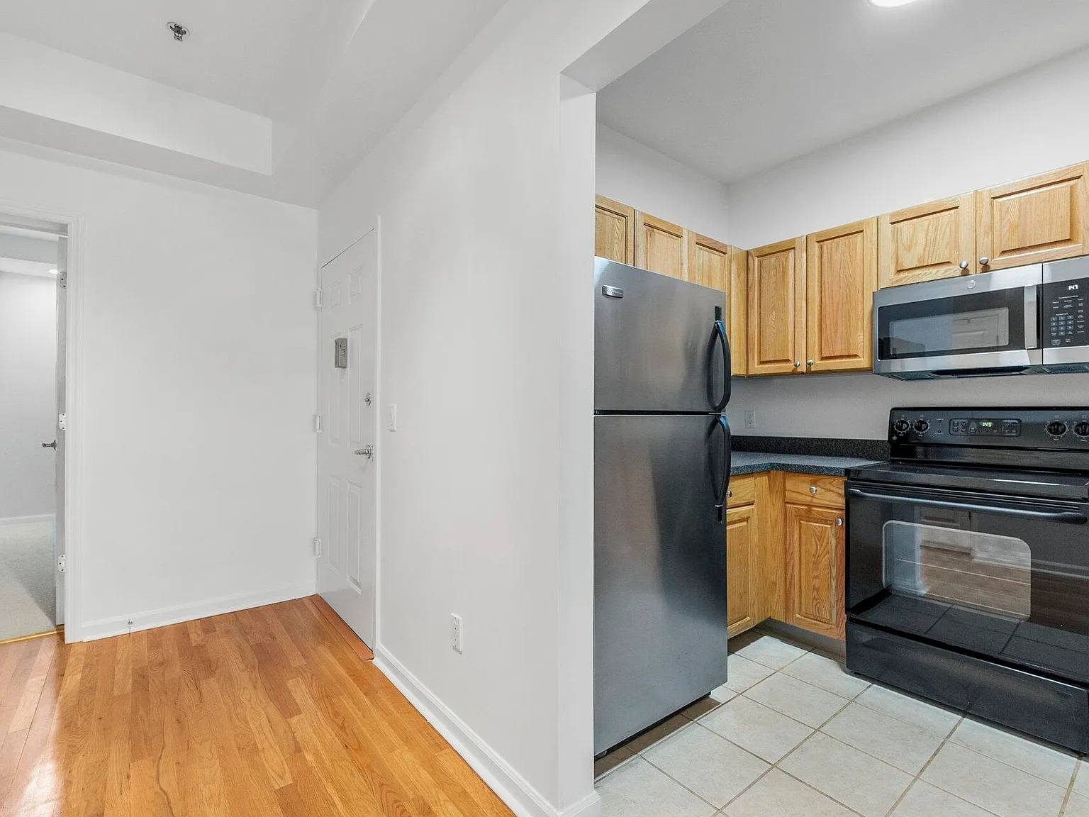 2 bed, 1.0 bath, 800 sqft, $2,700 — Photo 3