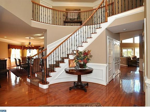 3rd image of 285 River Crest Dr