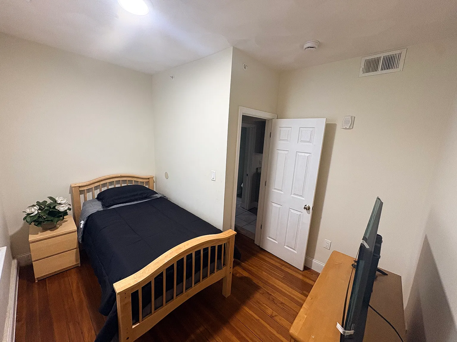 3 bed, 1100 sqft, $799 — Photo 1