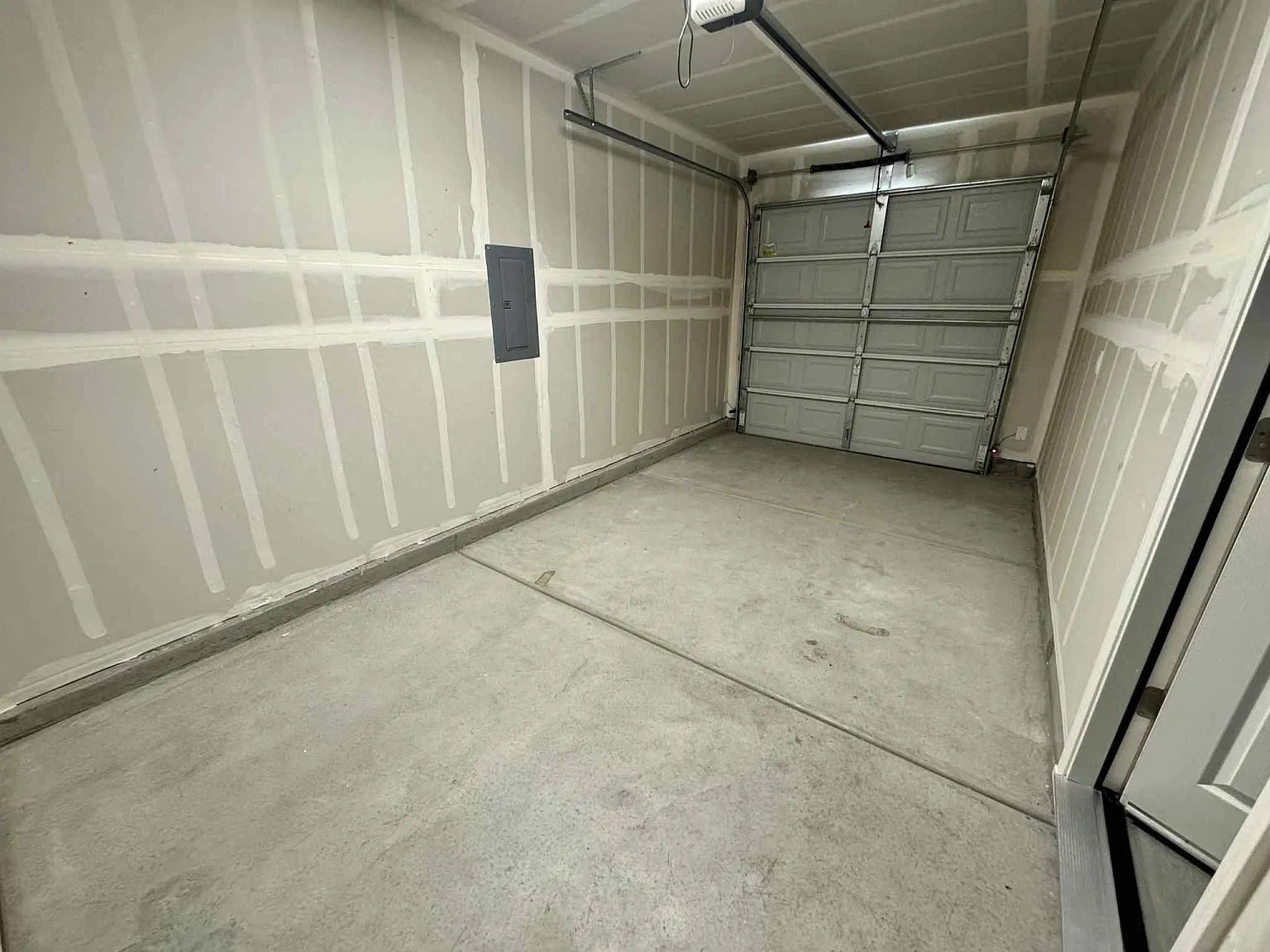 3 bed, 2.5 bath, 1281 sqft, $2,520 — Photo 3