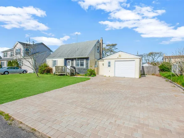 818 Milligan Lane, West Islip, NY 11795