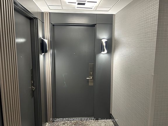 4th image of 7161 Yonge St #2123