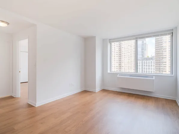 180 Riverside Boulevard image 15 of 71