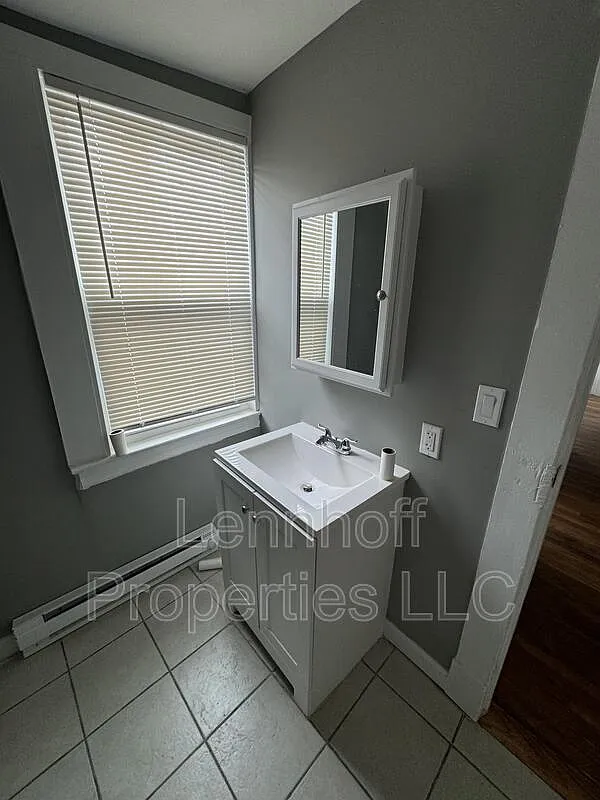 3 bed, 1.0 bath, $2,300 — Photo 4