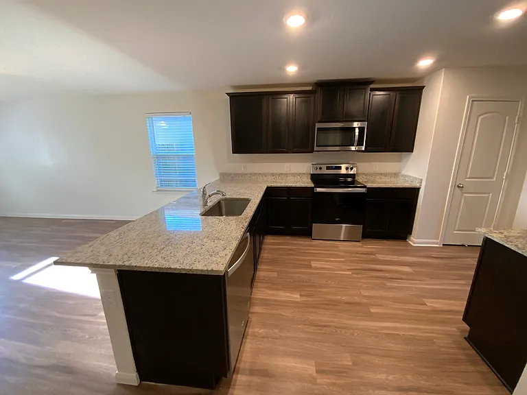 1024 Riverdale Cv — Photo 4