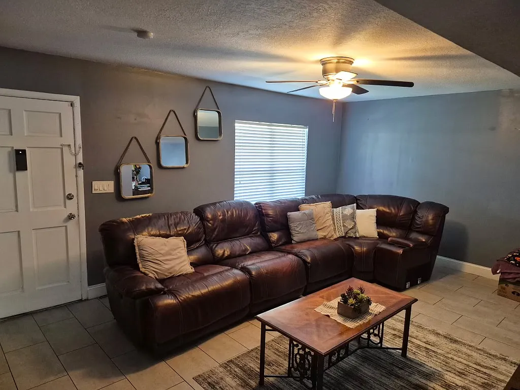 3 bed, 2.5 bath, 1472 sqft, $2,100 — Photo 3