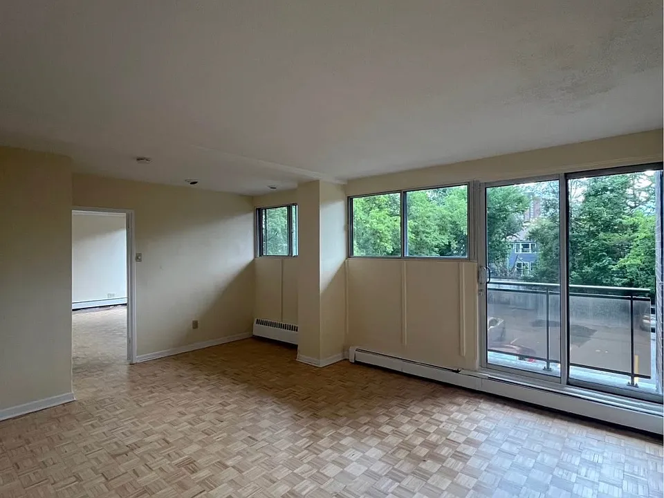 345 Laurier Ave E #204