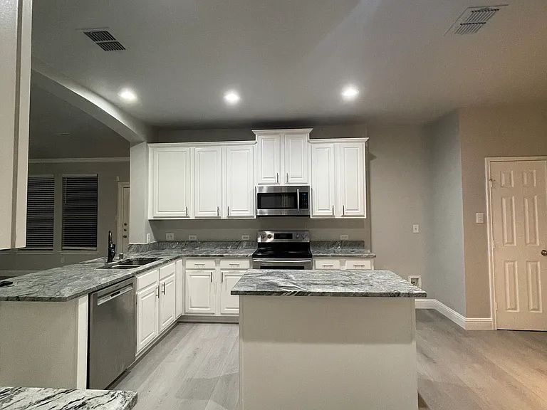 813 Lake Forest Trl — Photo 4