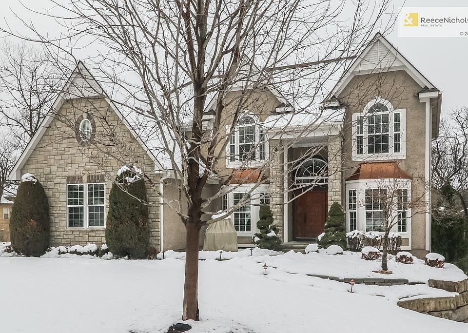 1st image of 321 NW Rockhill Cir