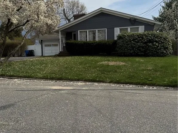 46 Cliffside Dr, Cranston, RI 02920