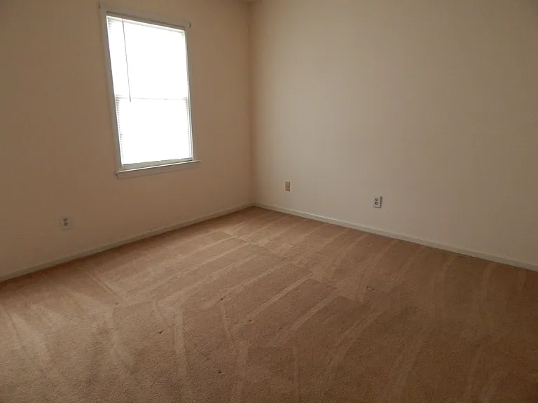 738 E Coventry Ln — Photo 5